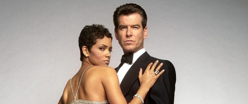 هالي بيري تدين بحياتها لنجم جيمس بوند