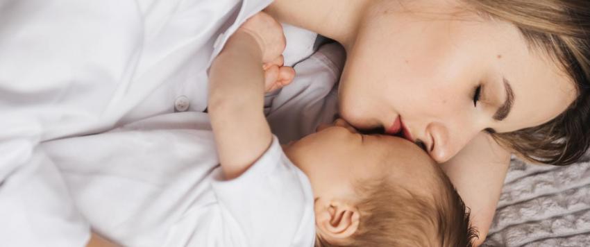 هل يمكنك النوم بجانب طفلك الرضيع؟ إليك 7 إرشادات لفعل ذلك بأمان