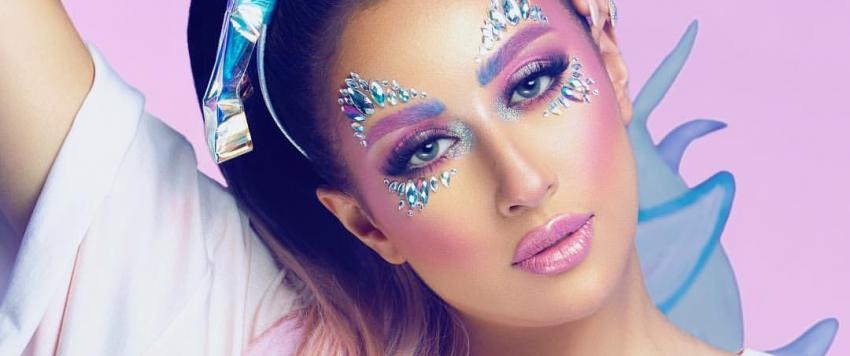 فرح الهادي تفاجئ والدتها بسيارة فخمة في عيد ميلادها.. والجمهور يستدعي قضية "غسيل المشاهير"! (فيديو)