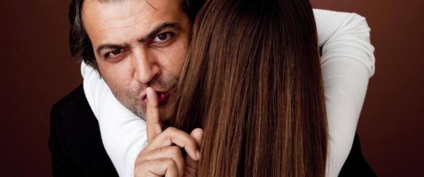 يخون ثم يضع اللوم عليك.. إليك مبررات الرجل الخائن