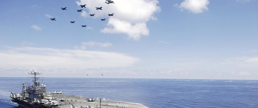 طائرة وسفينة