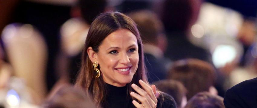 جينيفر غارنر ترد على سؤال معجبة: "لست حاملًا فلدي 48 عامًا"