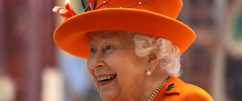 ماهو سر "البروش" الذي ترتديه الملكة إليزابيث في المناسبات التاريخية؟