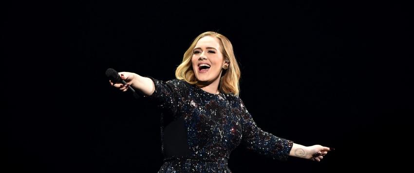 الفنانة العالمية "أديل" تفاجئ الجمهور بإطلالتها بعد فقدان وزنها..شاهدي كيف بدت!