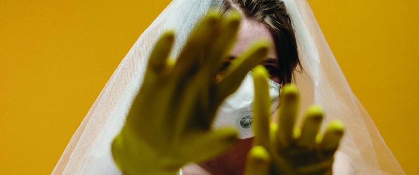 لم يمنعه السرطان أو كورونا .. حفل زفاف لبريطاني في عمر الـ70 بالمستشفى (صور)