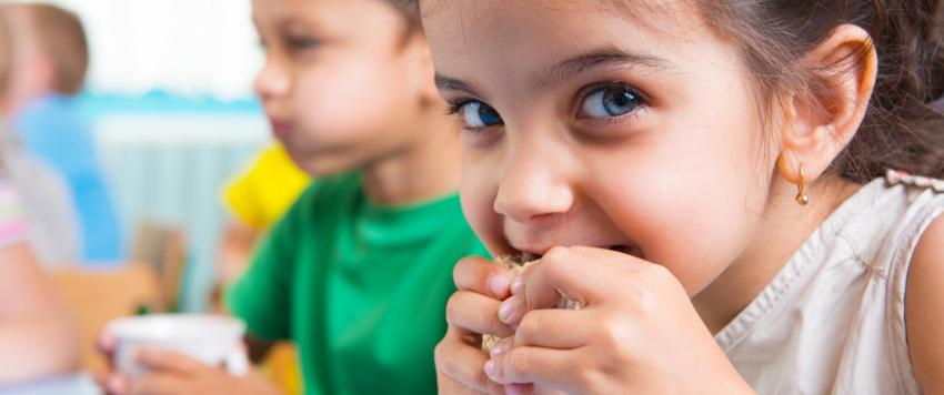  5 حيل ذكية لجذب طفلك للأطعمة الصحية .. تعرفي عليها