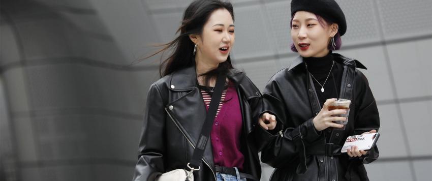 أجمل إطلالات المحجبات بالقطع الجلدية