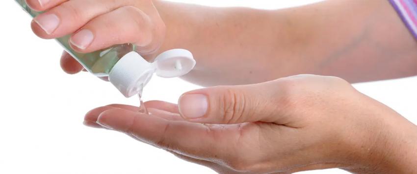 آثار جانبية وأضرار لكثرة استخدام معقم اليدين..تعرفي عليها