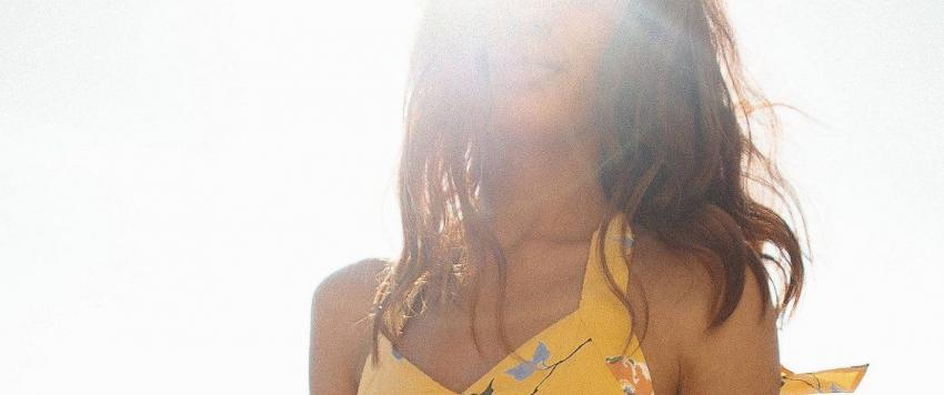 شاهدي أحدث الفساتين لحضور الحفلات الصيفية