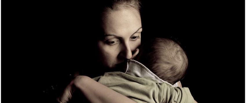 ما الذي يسبب اكتئاب ما بعد الولادة؟
