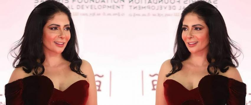 منى زكي تألقت في مهرجان القاهرة السينمائي..ولكن هل كانت التعديلات على الفستان مبالغ بها؟