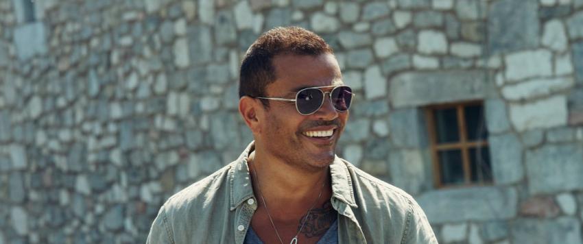 عمرو دياب يصدم جمهوره بملابسه وطريقة غنائه في التسعينات