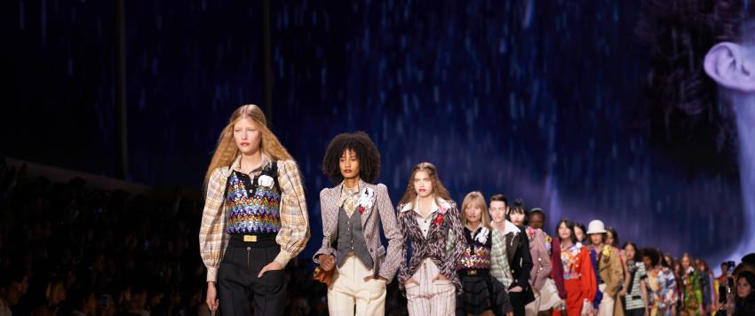 منصة العرض تجمع بين كيت موس وابنتها