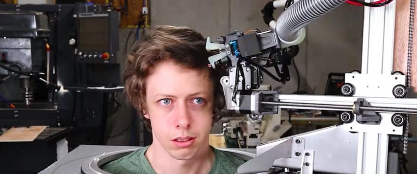 شاب أمريكي يطور روبوت مختص في حلاقة الشعر خلال جائحة كورونا