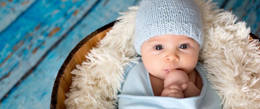 تصرفات تبدو غريبة ولكنها طبيعية يفعلها الرضع