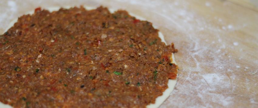  اللحم بعجين