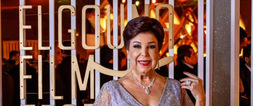 نقل جثمان رجاء الجداوي في تابوت معدني وإقامة صلاة الجنازة أمام مقبرة تحية كاريوكا (صور)