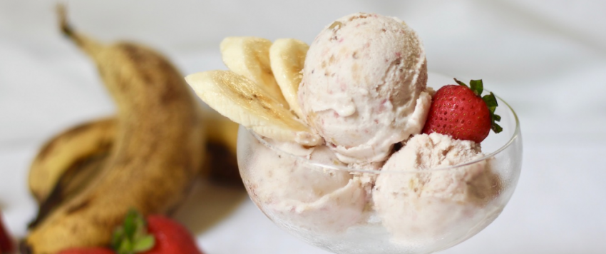  مثلجات بنكهة الموز والفراولة