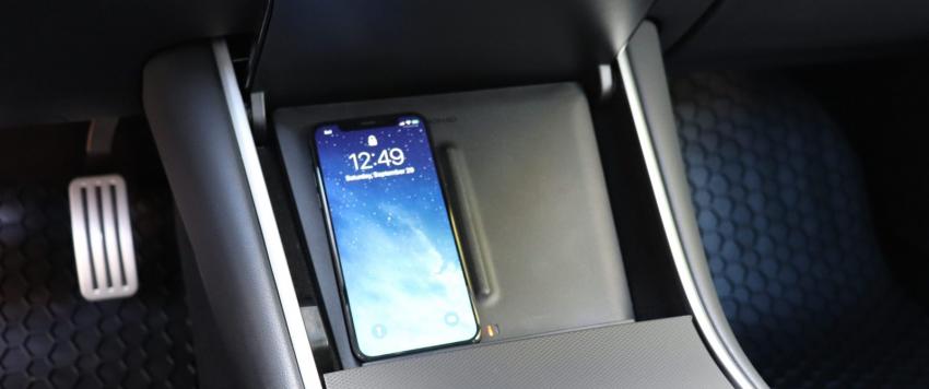 شركة تيسلا للسيارات الكهربائية تضيف خاصية الشحن اللاسلكي للهواتف