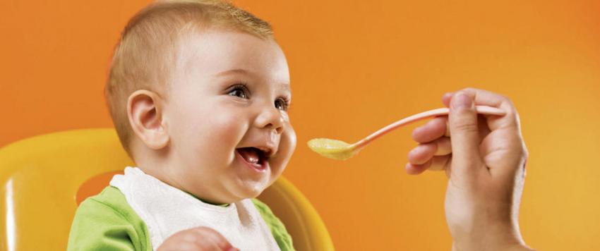 إطعام الطفل