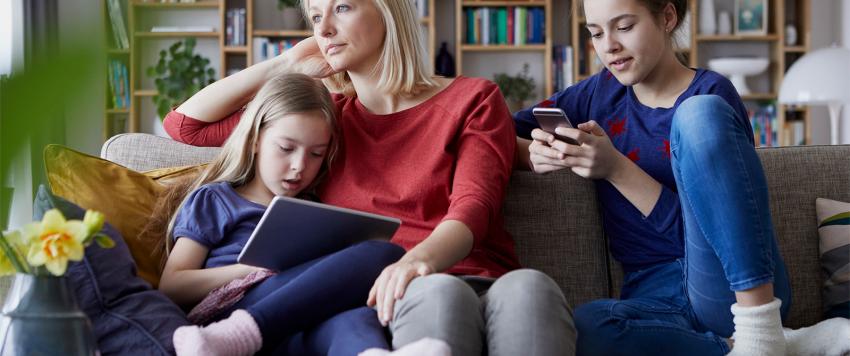 الام وأطفالها