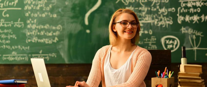 في يوم المعلم العالمي...تعرفي على قصة معلم تابع التدريس على الرغم من إصابته بالسرطان!