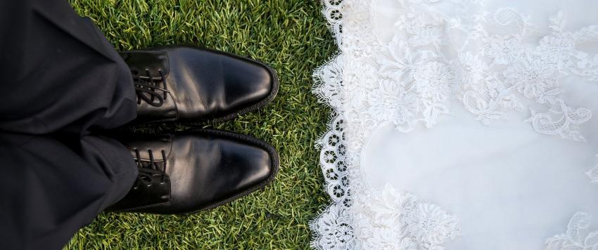 مخرج سينمائي يقيم مراسم زواجه في مكان غريب بعد إصابته بكورونا!  