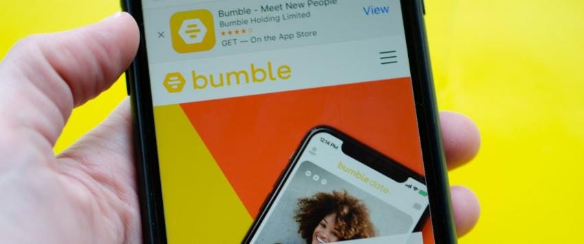 تطبيق بامبل يحظر ألفاظ التنمر الجسدي