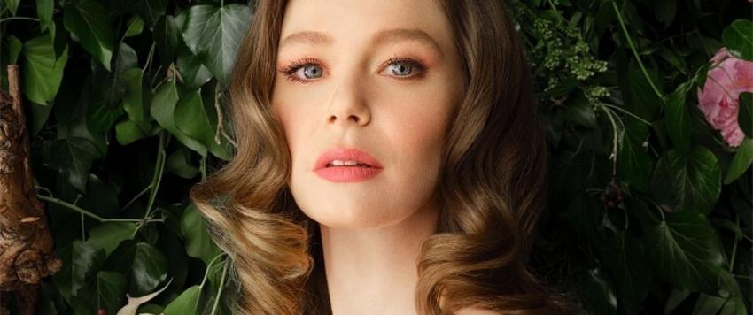 فتاة النافذة