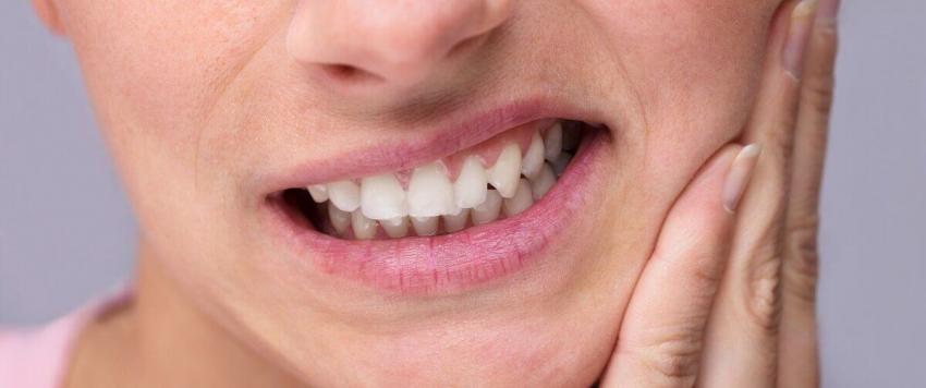 أسباب حساسية الأسنان للحرارة والبرودة وكيفية علاجها