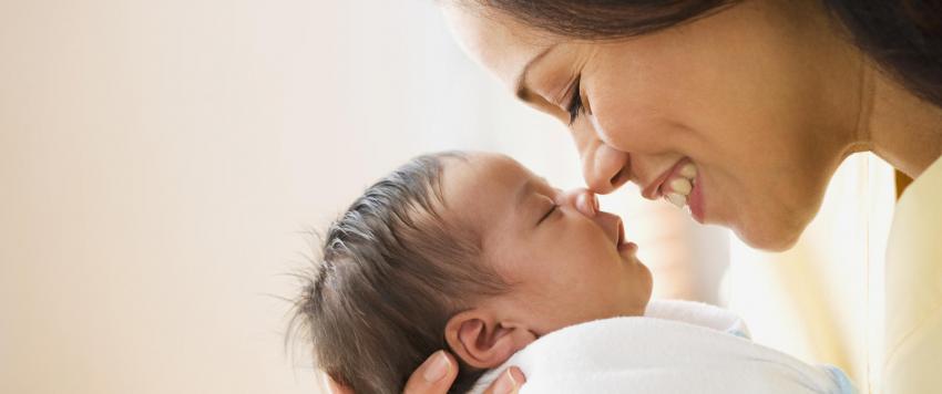 هكذا تتواصلين مع رضيعك في الأشهر الأولى