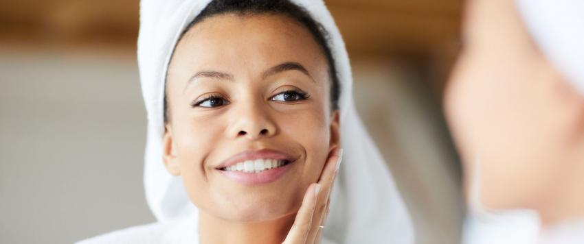 أبرز استخدامات شمع العسل للعناية بالبشرة