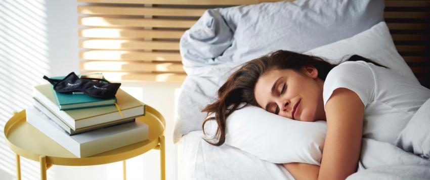 أفضل 9 أطعمة ومشروبات يجب تناولها قبل النوم