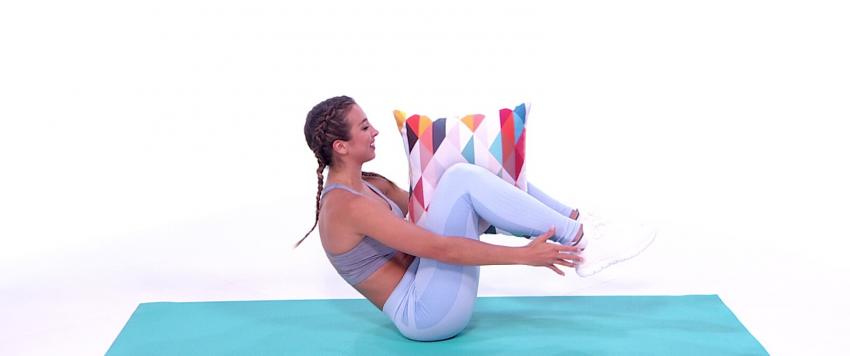 5 تمرينات رياضية تستطيعين تنفيذها باستخدام وسادة النوم.