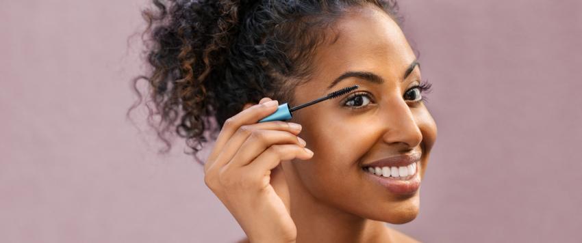 هل يساعد زيت الزيتون حقًا في تكثيف الرموش؟