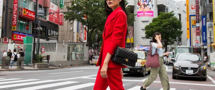 تألقي بالبدلة الرسمية الحمراء