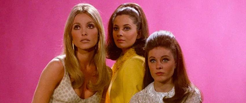 صيحات ملابس من الستينات ما زالت تلقى رواجًا في عالم الأزياء حتى الآن