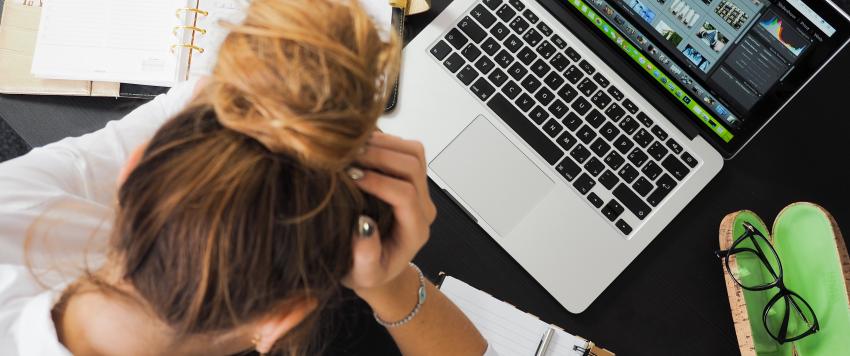  عبارات تجعلك تظهرين "ضعيفة" في العمل