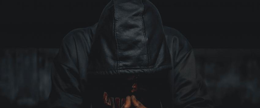 بعد إطلاق سراحه من مصحة عقلية... فرنسي يقتل مراهقًا ويتناول لحمه