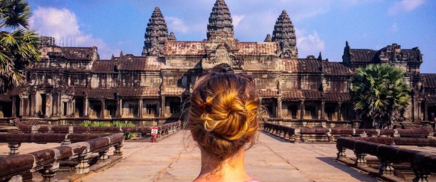 بولندية تجوب العالم وتلتقط صورًا لنفسها بالأزياء التقليدية لكل دولة (صور)