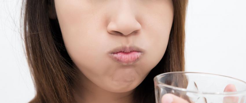 كيف تساعد المضمضة بالماء والملح في المحافظة على صحة الفم؟