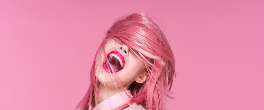 الشعر الوردي موضة 2020-2021.. كيف طبَقه المشاهير؟