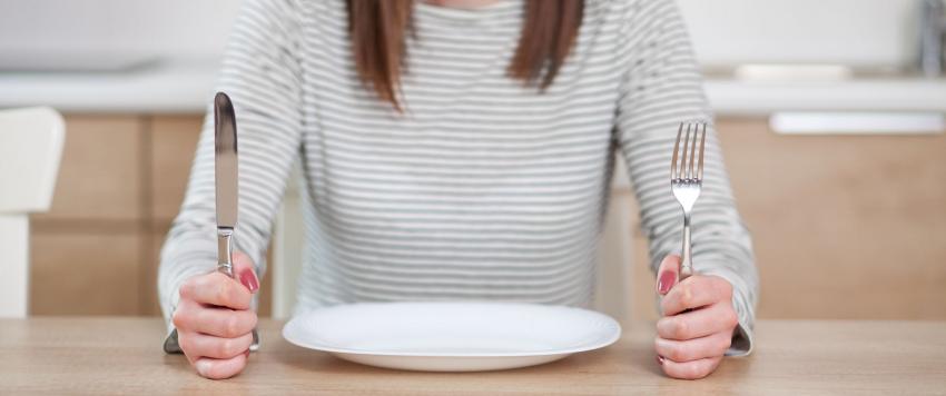 كم من الوقت يمكن أن يبقى الطعام في معدتك؟