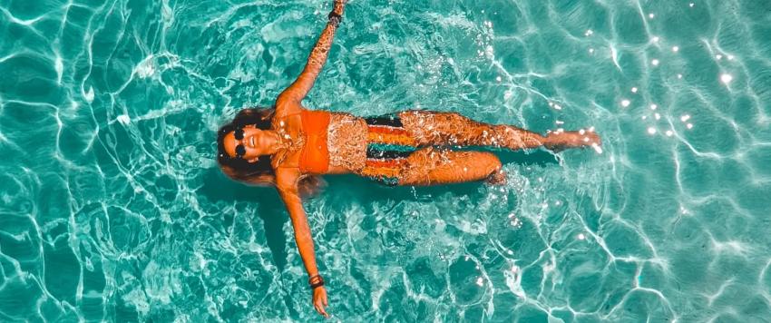 إليك طرق الحفاظ على صحتك عند السباحة في المسابح العامة هذا الصيف