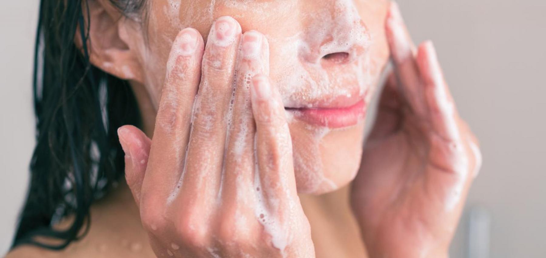 غسل وجهك لمدة 60 ثانية يمنحك بشرة مثالية.. إليك الطريقة