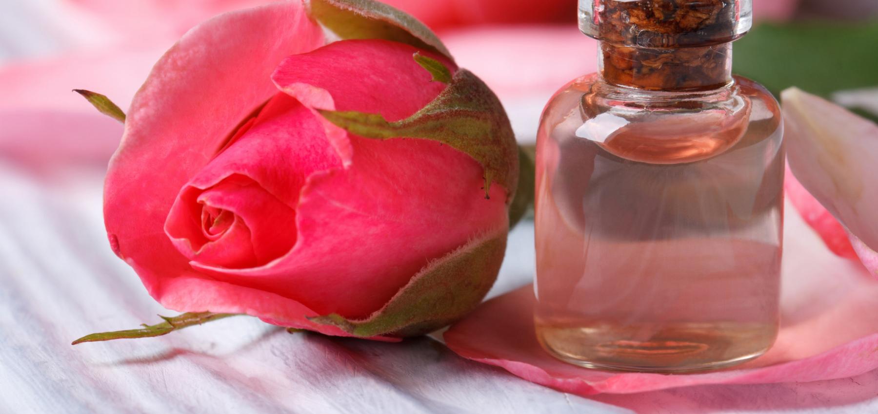 استخدامات ماء الورد وفوائده الصحية للشعر