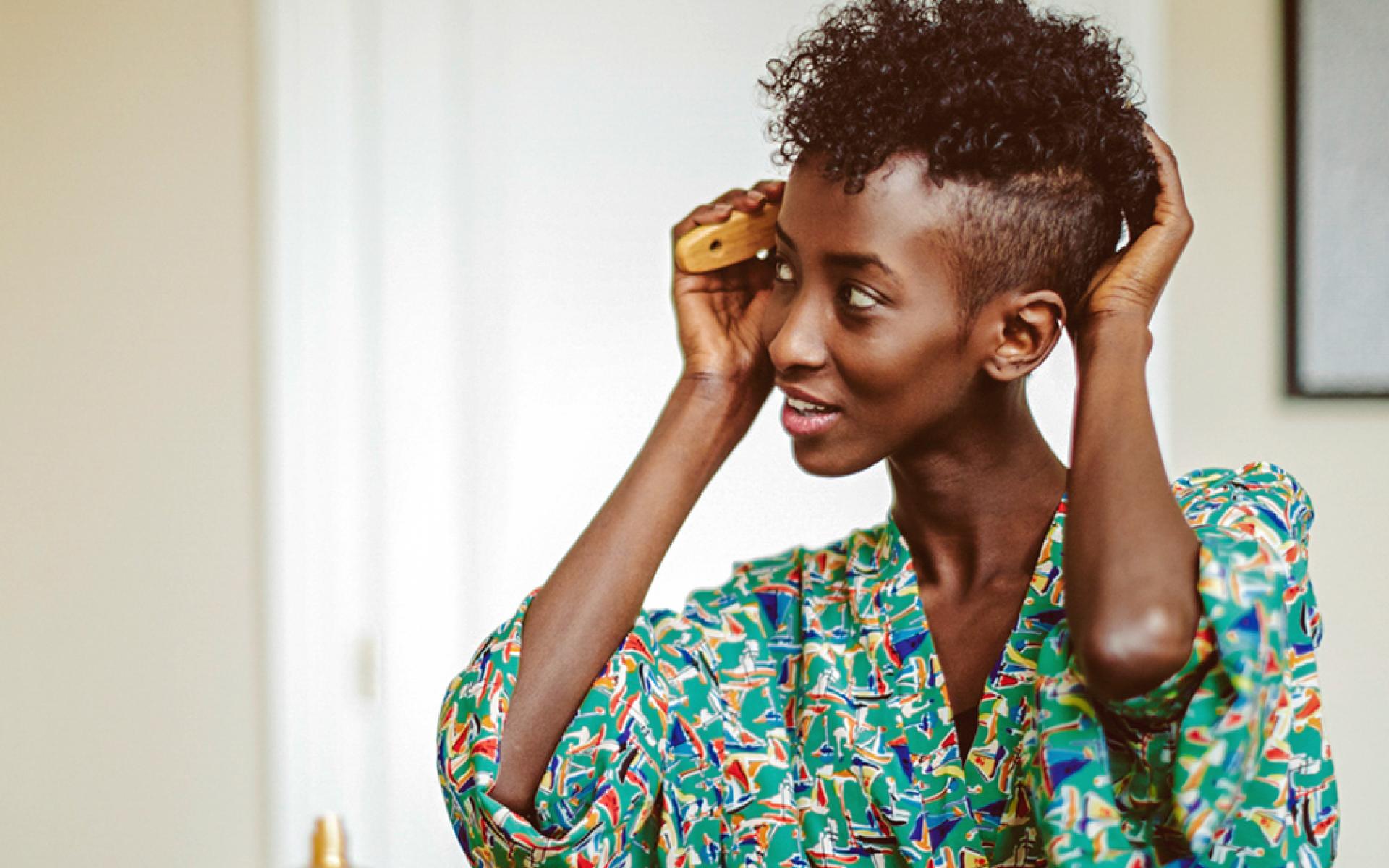 التخلص من تقصف الشعر: ضعي زيت الزيتون على شعرك خلال الليل وفي الصباح لفي منشفة مغموسة في الماء الساخن حوله. بعد ساعة، اغسلي شعرك مع عجينة من الطين واللبن الرائب. ثم استخدمي الشامبو والبلسم الخاص بك. استخدمي هذه الطريقة كل أسبوع، وسوف تتخلصين من التقصف تماماً.