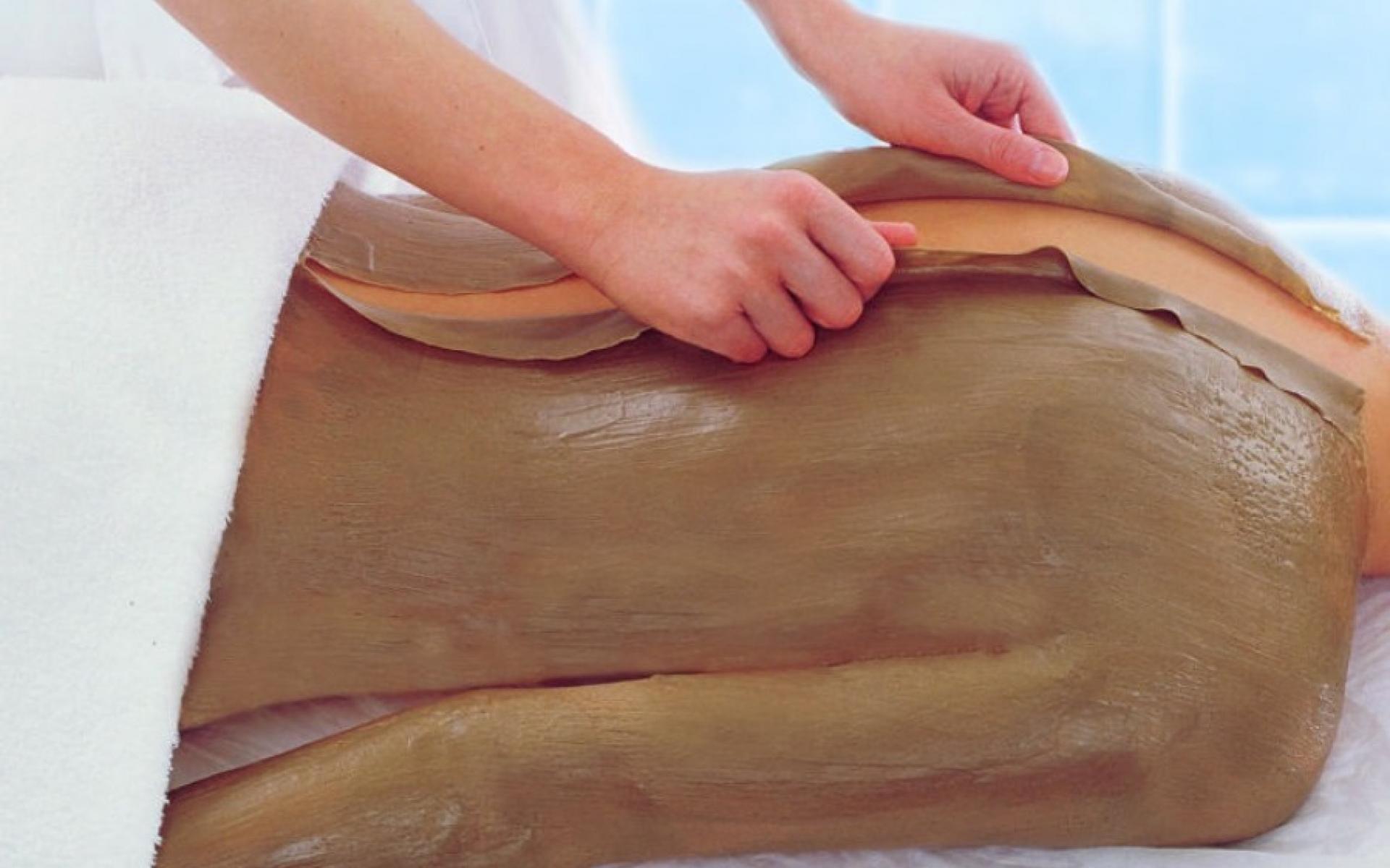 تحسين الدورة الدموية: ضعي عجينة من الطين والماء على أطرافك المتعبة وسوف تبدئين بالشعور بشكل أفضل سريعاً.