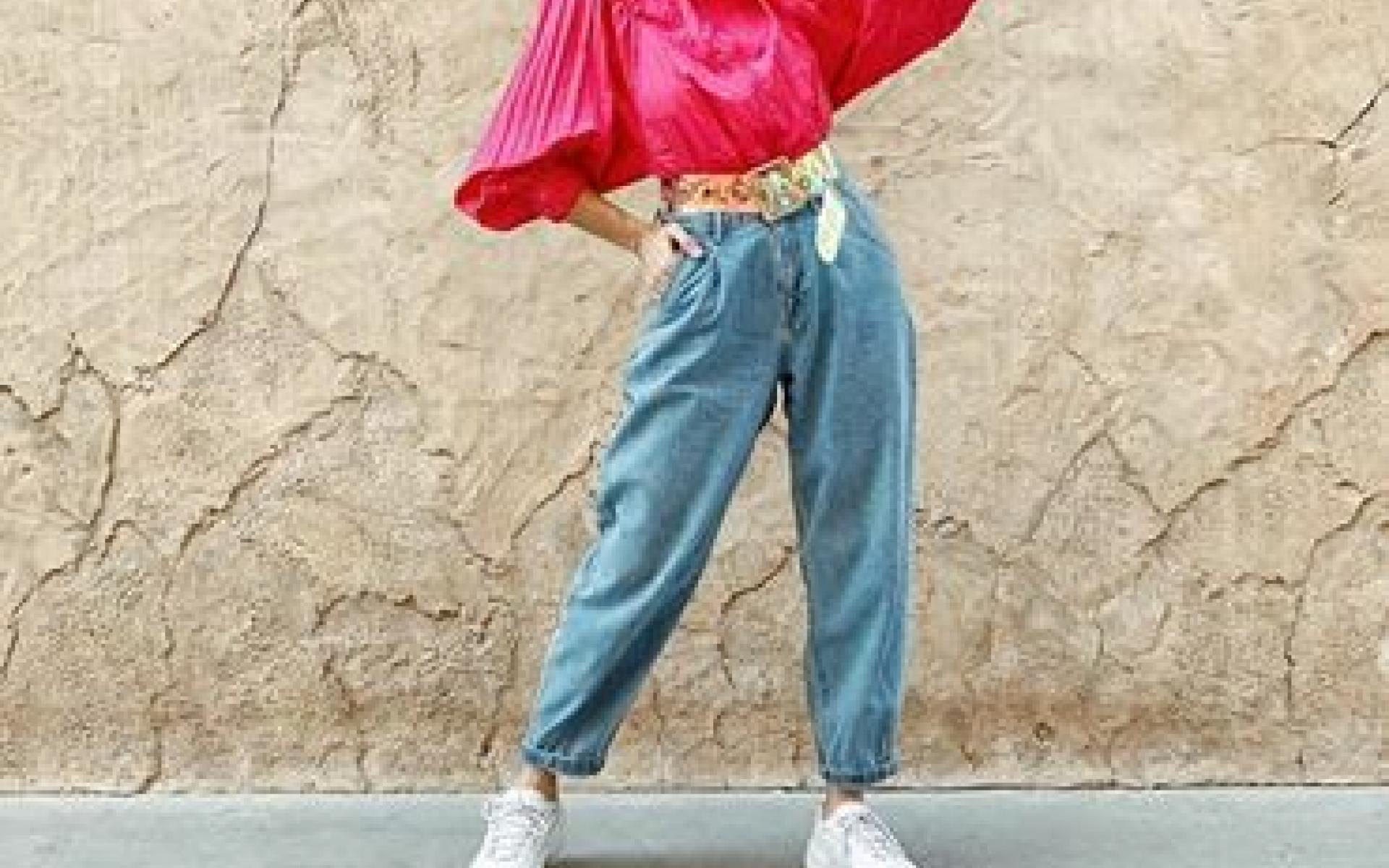 نسقت العارضة بنطلون مام فيت أزرق وتوب واسع باللون الفوشيا وحزام لامع، وأختارت حذاء أبيض رياضي. تعد إطلالة أنيقة وبسيطة تناسب خروجات مع الأصدقاء. نسقت العارضة بنطلون مام فيت أزرق وتوب واسع باللون الفوشيا وحزام لامع، وأختارت حذاء أبيض رياضي. تعد إطلالة أنيقة وبسيطة تناسب خروجات مع الأصدقاء.