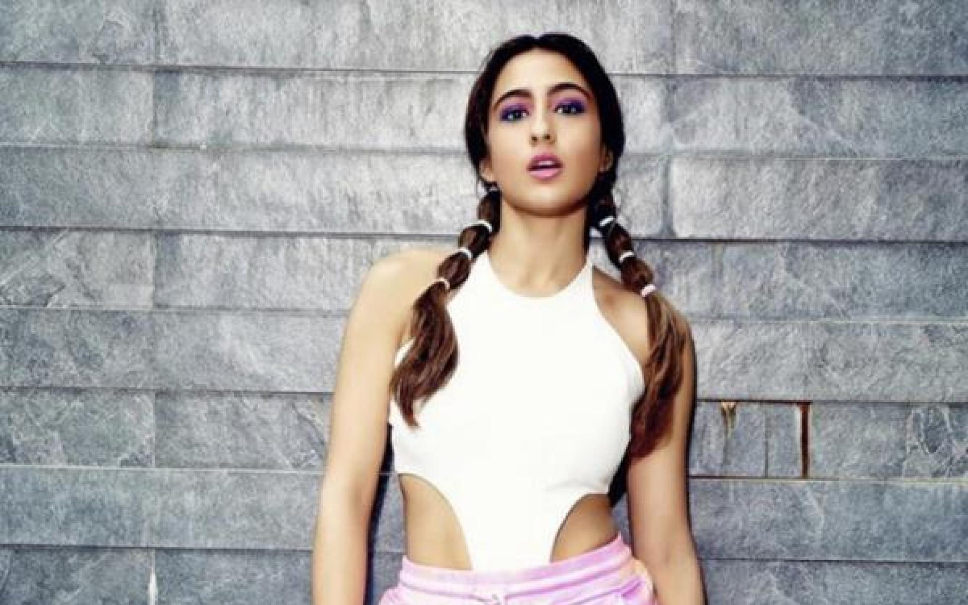 هل تحبي  موضة السراويل الرياضية الملونة؟ فقد حظى هذا النمط علي ضجة كبيرة الأن، فقد اعتمدتها سارة ونسقتها بكل سهولة مع توب أبيض، وأكملت اللوك بضفيرتين للشعر .